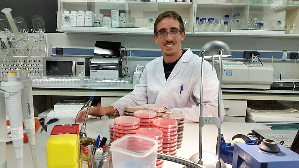 Adrià Mitjavila con una bata en un laboratorio